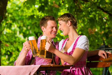 Glückliches Paar mit Bier im Biergarten Restaurant