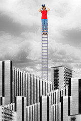 Frau steht auf der Leiter und schaut durch das Fernglas