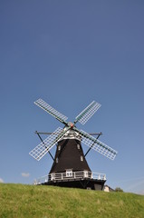 Fototapeta na wymiar Windmühle auf Pellworm