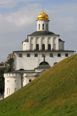Fototapeta na wymiar Porte d'or et remparts à Vladimir