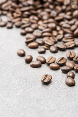 散らばったコーヒー豆のアップ