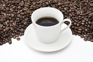 コーヒーカップとコーヒー豆