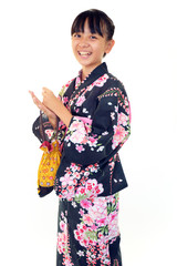 浴衣を着て微笑むかわいい女の子