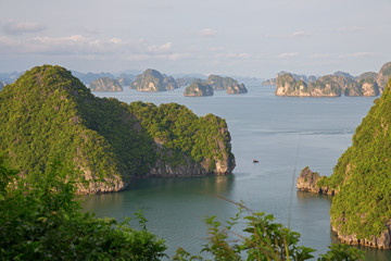 Fototapeta na wymiar Zatoka Halong, Wietnam