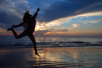 Fototapeta na wymiar Skoki kobieta na plaży