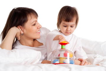 Obraz na płótnie Canvas Szczęśliwy Kaukaski matka z córką gry z zabawki