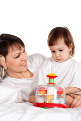 Obraz na płótnie Canvas Piękne matki z córką gry z zabawki