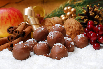 Weihnachspralinen mit Dekoration