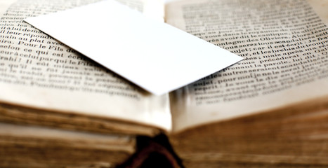 carte blanche déposée sur un vieux livre
