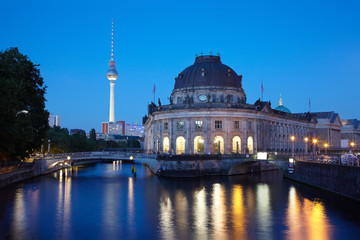 Fototapeta na wymiar Wyspa Muzeów na Szprewy, Berlin by night