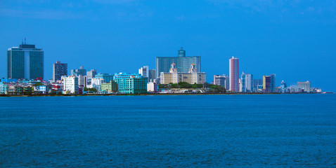 Fototapeta na wymiar Skyline nowoczesnej Hawany i Morza Karaibskiego, Kuba