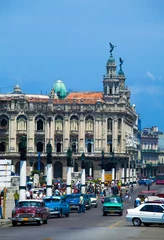 Crédence de cuisine en verre imprimé Voitures anciennes cubaines Grand théâtre et trafic intense, vieille ville, La Havane, Cuba