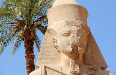 Statue von Ramses II. im Karnak-Tempel, Luxor, Ägypten