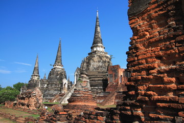 Fototapeta premium Temple ruins at Ayutthaya in Thailand[Wat Phra si sanphet]
