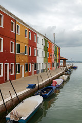 Fototapeta na wymiar Wielobarwne budynek przy kanale w Burano, Włochy.