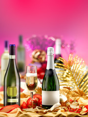 bicchiere spumante e decorazioni festive