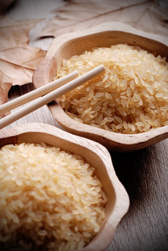 riso biologico in ciotola di legno