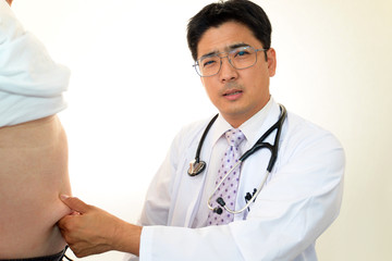 肥満が気になる患者と診察中の医師