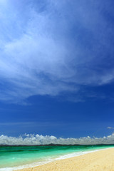 南国沖縄の綺麗な珊瑚の海と夏空