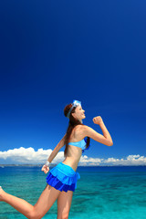 海辺でランニングを楽しむ女性