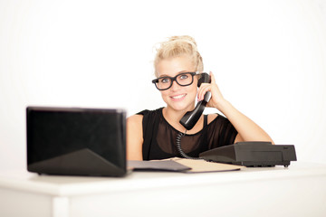 Frau telefoniert im Büro