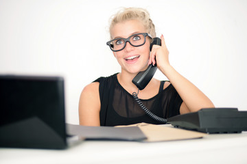 Frau telefoniert im Büro