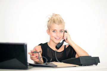 Frau telefoniert im Büro