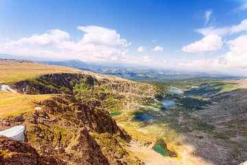 Fototapeta na wymiar Widok z góry Karakol jeziora w górach Ałtaj. Altai, Suberia