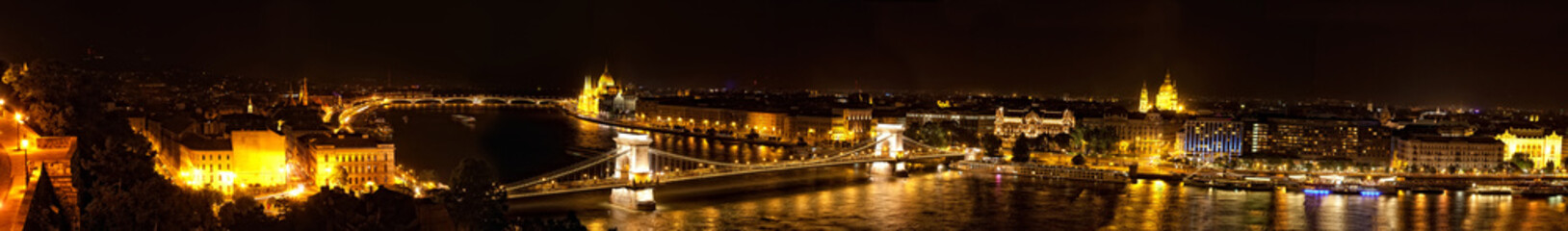 Fototapeta na wymiar Budapeszt - węgierski parlament i most łańcuchowy.