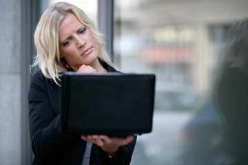 Fototapeta premium nachdenkende Businessfrau