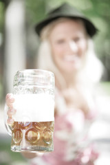Junge Frau mit Bier