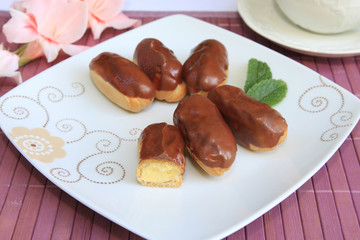 Eclaire mit Cremefüllung