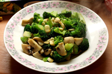 mushroom and broccoli in a Chinese cooking way