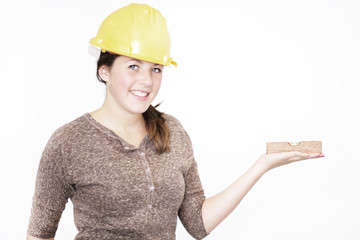 Mädchen mit Wasserwaage und Bauhelm