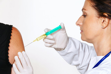 Arzt impft Patient gegen Krankheiten