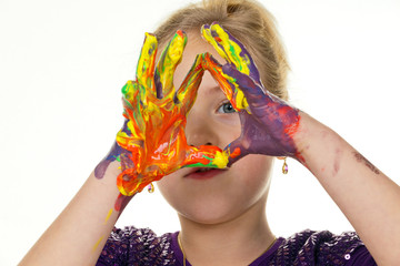Kind malt mit Fingerfarben