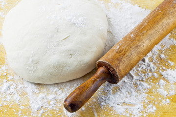 rolling pin with pizza dough