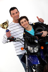 Fototapeta na wymiar Kierowcy motocykli trzymając trofeum