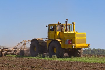 Obraz premium tractor working on a field