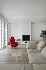 poltrona rossa e camino nel soggiorno moderno