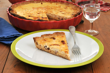 Part de tarte au gruyère daans l'assiette