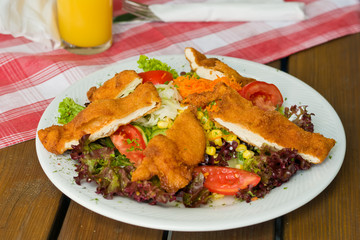Hühnerstreifen auf Salat