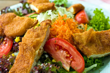 Hühnerstreifen auf Salat