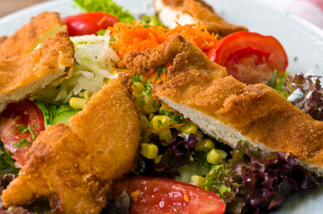 Hühnerstreifen auf Salat