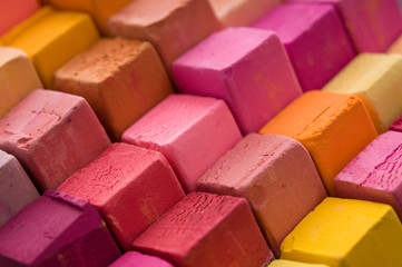 Pastellkreiden in Rottönen