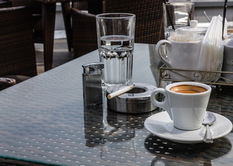 Чашка кофе в летнем кафе