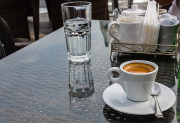 Чашка кофе в летнем кафе