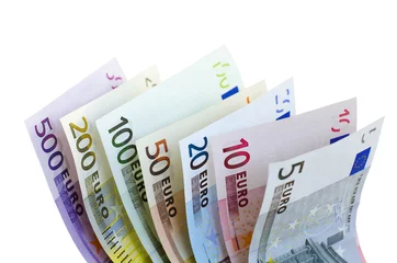 Fotobehang Eine Reihe von Euro-Geldscheinen auf weißem Hintergrund © Tatjana Balzer