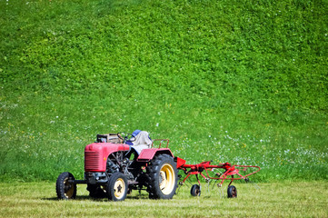 Obraz premium Traktor mit Heuwender
