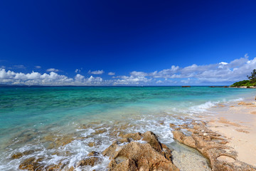 南国沖縄の綺麗な珊瑚の海と夏空